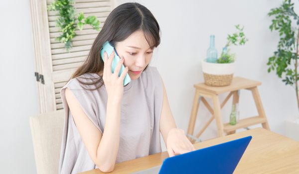 電話をかける女性